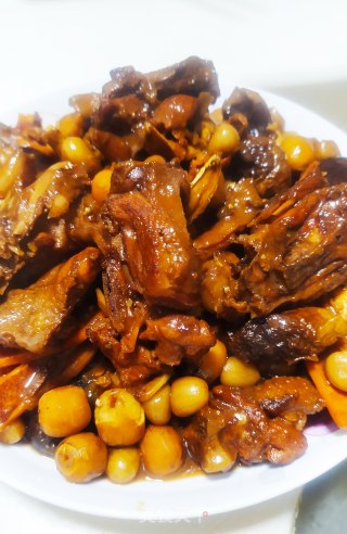 鸭肉焖莲子花生的做法