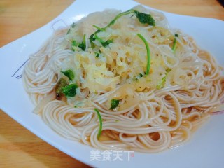 “热汤面”白菜芯煮面条