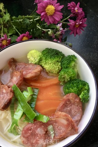“热汤面”腊肠时蔬面的做法