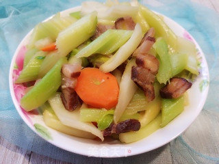 腊肉炒西芹的做法