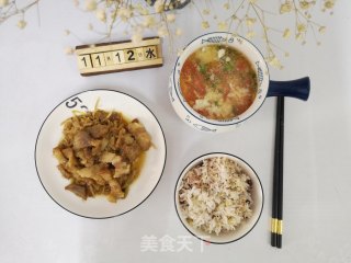 一个人的精致简餐：肉片蒸萝卜干+西红柿蛋汤的做法