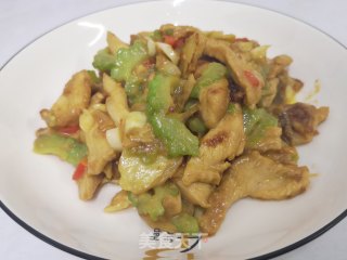 花式精致简餐：苦瓜炒鸡胸肉+黄花菜鸡蛋汤+粗粮饭的做法
