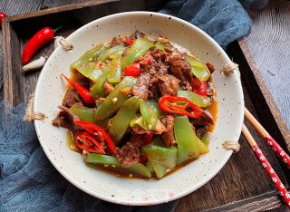 莴苣炒肉片的做法