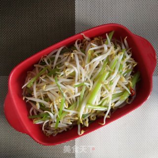 西芹炒笨豆芽的做法