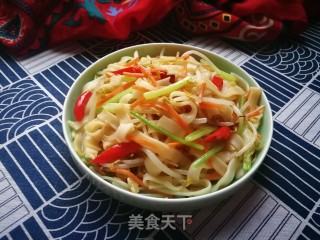 胡萝卜豆芽芹菜炒河粉的做法