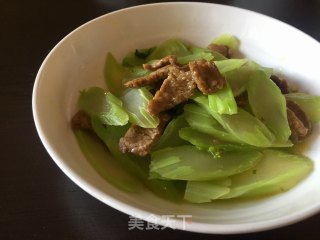 牛肉炒菜梗的做法