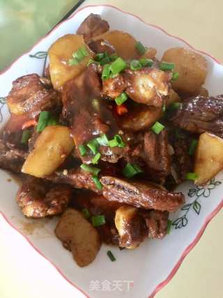 土豆烧排骨的做法
