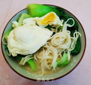 鸡蛋青菜热汤面的做法