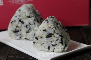 海苔肉松饭团的做法