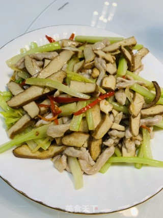 芹菜香干肉丝的做法