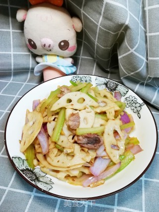 快手小炒莲藕炒西芹的做法