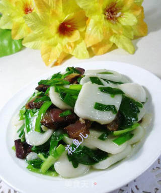 韭菜腊肉炒年糕的做法