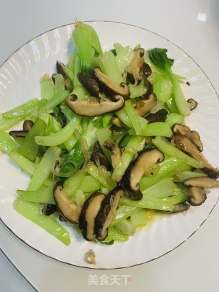 小洋葱炒香菇青菜根的做法