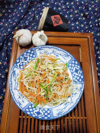 胡萝卜炒芽菜的做法