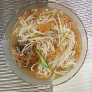 大骨头西红柿热汤面的做法