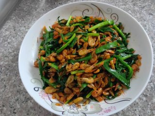 韭菜炒小河虾的做法