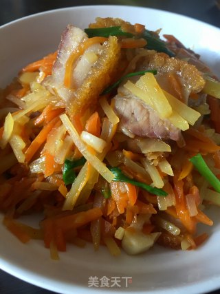 胡萝卜土豆炒烧肉的做法