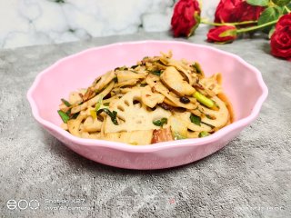 培根炒藕片的做法