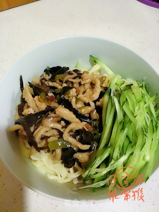 木耳肉丝手擀卤面的做法