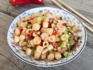 虾仁炒酒窝面的做法