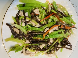 芹菜木耳炒肉丝的做法