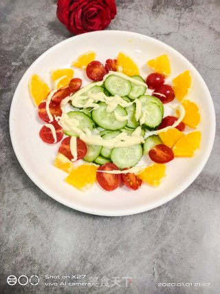 黄瓜橘子圣女果沙拉