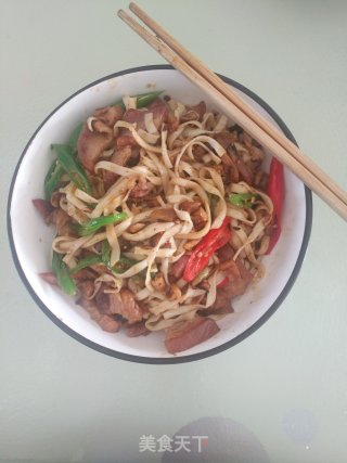 腌萝卜干卤肉炒面的做法