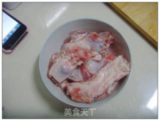 土豆炖排骨的做法步骤：1