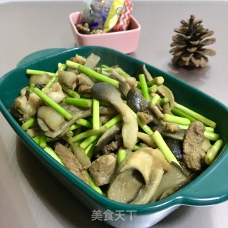 蒜苔炒平菇的做法