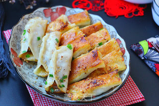 胡萝卜木耳鲜肉锅贴的做法