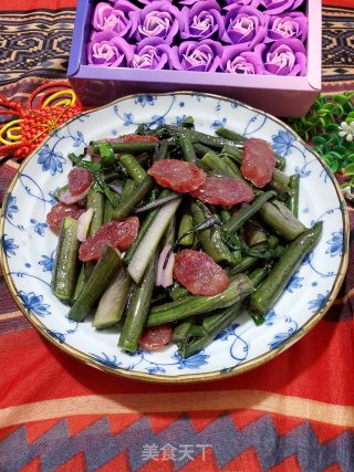 腊肠炒紫色菜心的做法