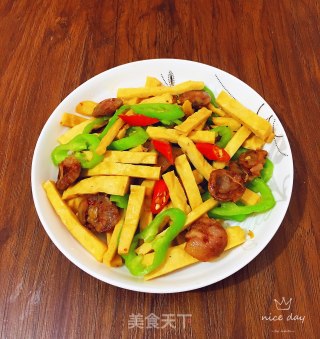 腊肠尖椒炒豆干的做法
