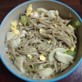鸡蛋杏鲍菇荞麦面的做法