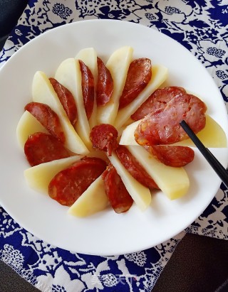 土豆蒸腊肠的做法