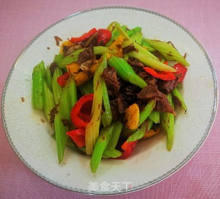 酱牛肉炒芹菜的做法