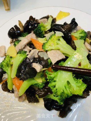 西兰花木耳炒肉片的做法