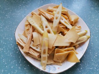 笋炒腐竹豆皮的做法