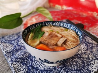 排骨汤面的做法