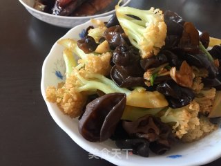 菜花炒黑木耳的做法