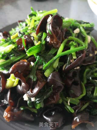 菠菜拌木耳的做法