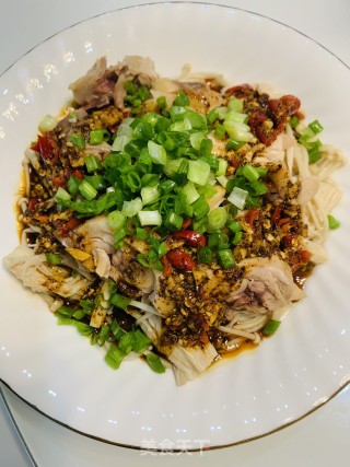 凉拌金针菇鸡腿肉的做法