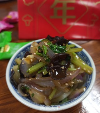 炝拌木耳洋葱的做法