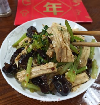 香芹拌腐竹木耳的做法