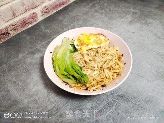 青菜鸡蛋拌面的做法