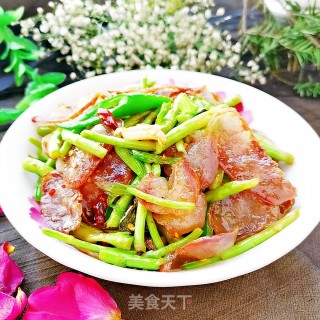 黎蒿炒香肠的做法