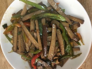 青椒炒鸡蛋干的做法