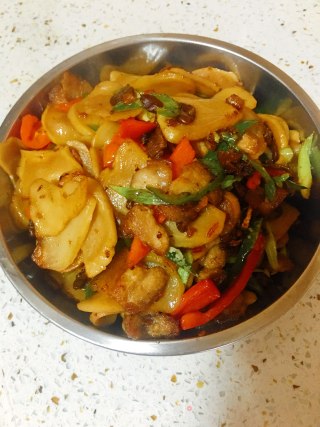 回锅肉炒干土豆片的做法