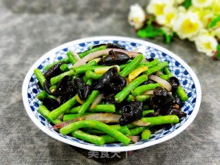 木耳炒豆角的做法