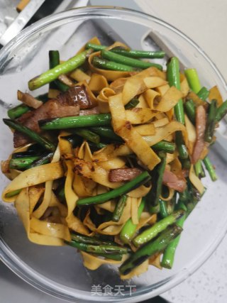 蒜薹炒干豆腐腊肉的做法