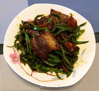 五花肉炒青椒的做法